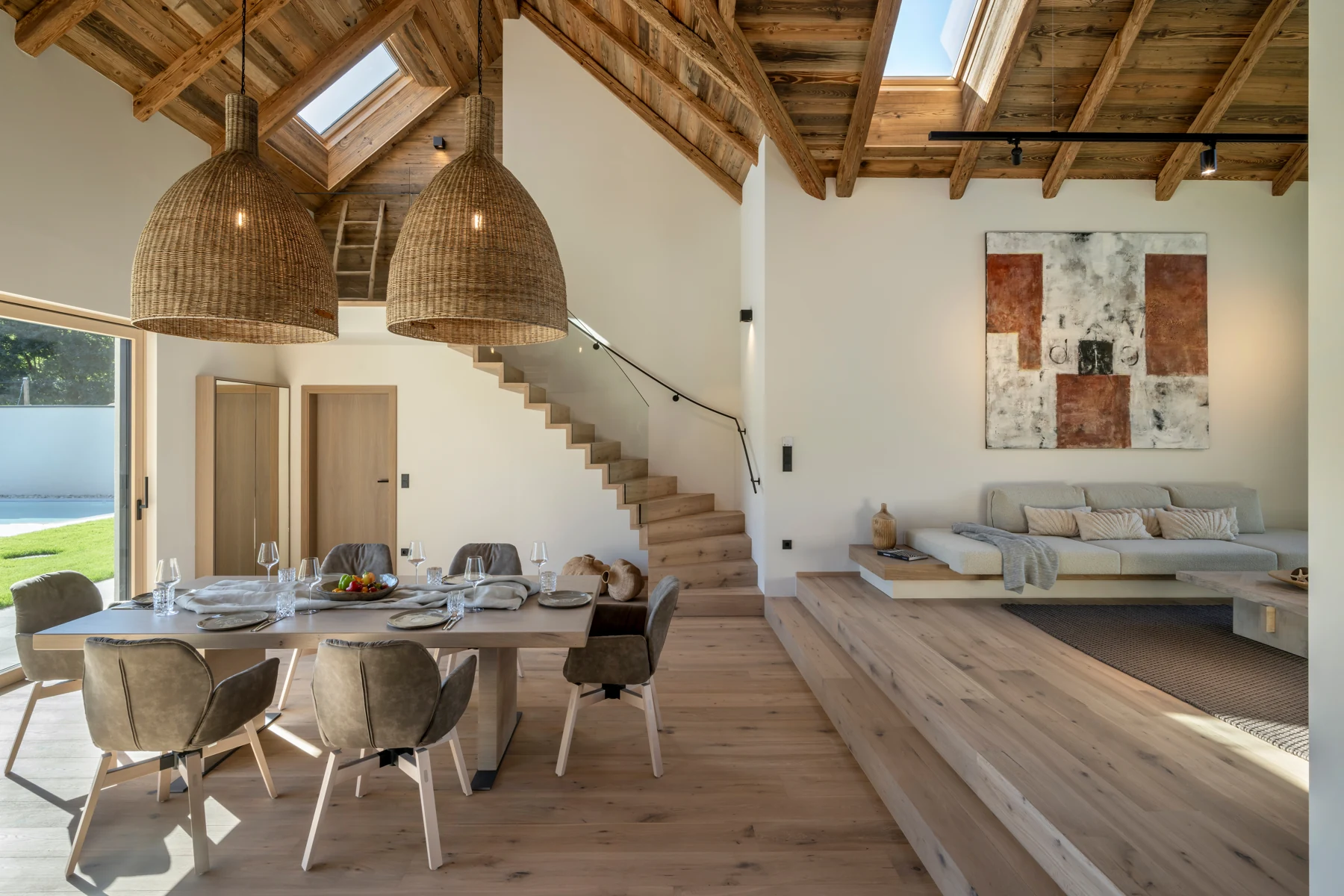 Offener Wohnraum im Julianhof mit sichtbarem Holzdach.